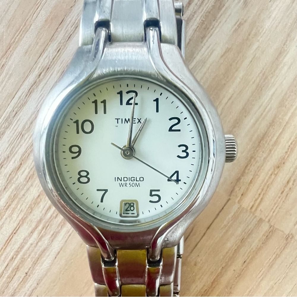 Timex ladies silver tone indiglo dress watch NEW BATTERY
